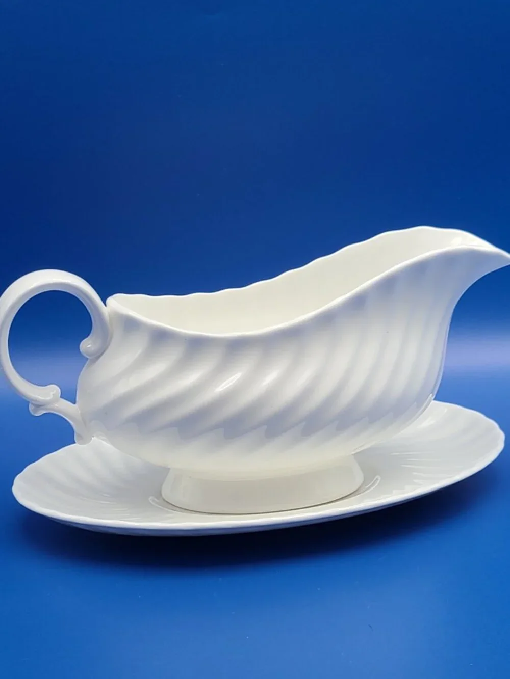 Royal Doulton Vintage Gravy Boat with Underplate Cascade H5073 White